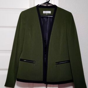 Kasper ladies blazer, new without tag. padded shoulders.